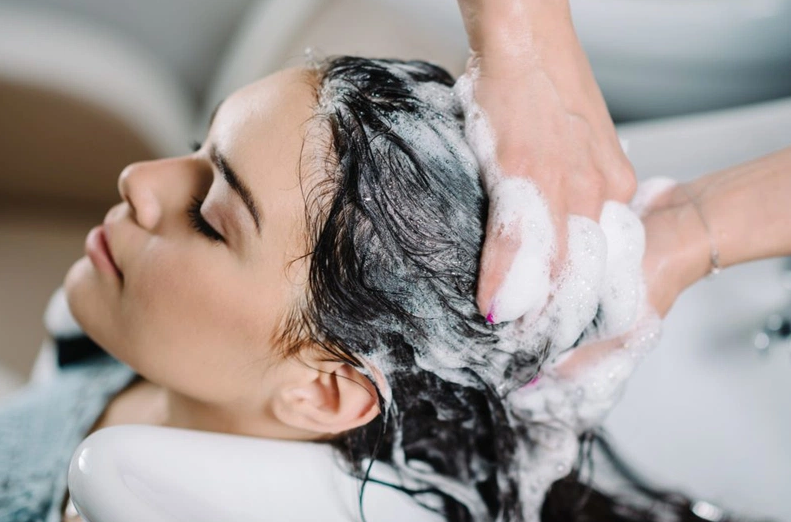 Nhiều phụ nữ bị nhiễm trùng “chỗ ấy” do thói quen kiêng tắm gội sau sinh